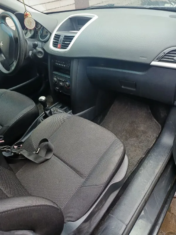 Peugeot 207 универсал двигатель 1.4 2010 год пробег 250000 к машине нет притензий, кондиционер и ручник рабочий после прилёта трещина на понораме, не течёт зарегистрированный газ, машина местная цена 300 тр. небольшой торг номер +79493626773 николай - фотография - 7