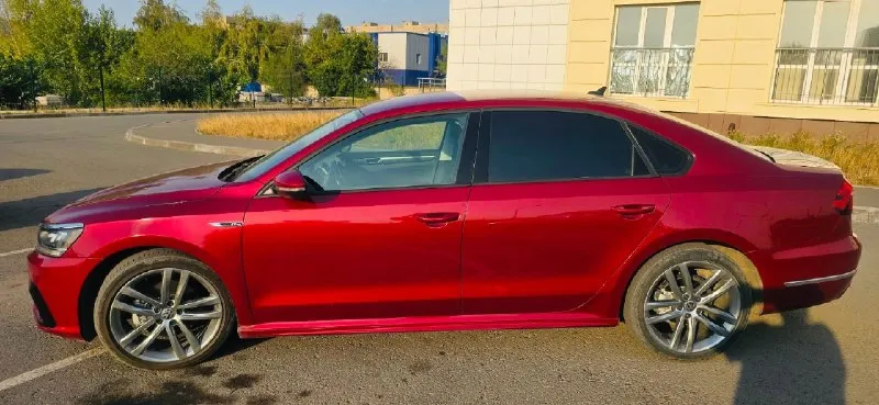Брянка алчевск моб. +79591908437 цена1.9🍋 можно кредит или обмен volkswagen passat r-line b8 2.0 tsi коробка aisin японская, пробег 95 тысяч, пригонялась с америки в 20том году один хозяин за все время, мотор без единой ошибки масло каждые 5 тыс. масло от замены до замены ни грамма не берет, помпа в сборе заменена, коробка идеал, очень хорошая комплектация, адаптивны круиз, камеры, подогревы, полный электро пакет, климат заправлен, линзованная оптика, обвес р-лайн, 2 комплекта колес зима-лето, вся электрика работает, кузов обработан промазан дополнительно, вложений не требует, машина хозяйская ухоженная, документы без проблем. машина уже на 181 регионе 📞 звоните: +7(959)1908437 - фотография - 2