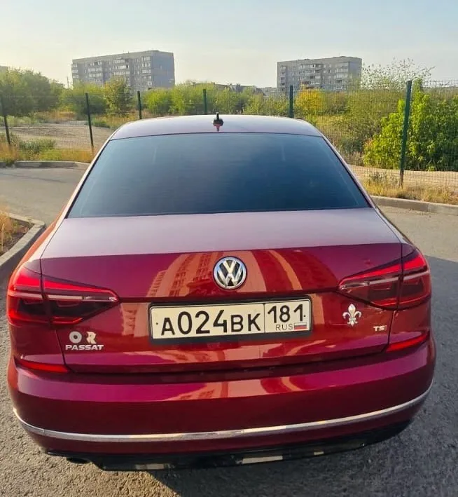 Брянка алчевск моб. +79591908437 цена1.9🍋 можно кредит или обмен volkswagen passat r-line b8 2.0 tsi коробка aisin японская, пробег 95 тысяч, пригонялась с америки в 20том году один хозяин за все время, мотор без единой ошибки масло каждые 5 тыс. масло от замены до замены ни грамма не берет, помпа в сборе заменена, коробка идеал, очень хорошая комплектация, адаптивны круиз, камеры, подогревы, полный электро пакет, климат заправлен, линзованная оптика, обвес р-лайн, 2 комплекта колес зима-лето, вся электрика работает, кузов обработан промазан дополнительно, вложений не требует, машина хозяйская ухоженная, документы без проблем. машина уже на 181 регионе 📞 звоните: +7(959)1908437 - фотография - 3
