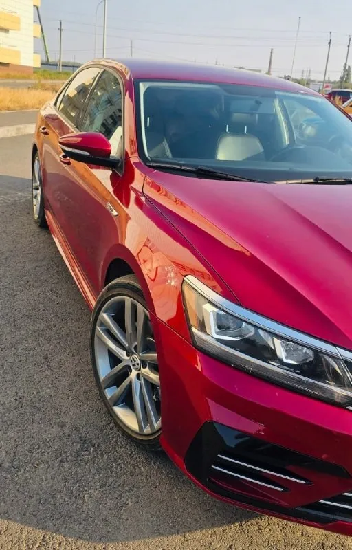 Брянка алчевск моб. +79591908437 цена1.9🍋 можно кредит или обмен volkswagen passat r-line b8 2.0 tsi коробка aisin японская, пробег 95 тысяч, пригонялась с америки в 20том году один хозяин за все время, мотор без единой ошибки масло каждые 5 тыс. масло от замены до замены ни грамма не берет, помпа в сборе заменена, коробка идеал, очень хорошая комплектация, адаптивны круиз, камеры, подогревы, полный электро пакет, климат заправлен, линзованная оптика, обвес р-лайн, 2 комплекта колес зима-лето, вся электрика работает, кузов обработан промазан дополнительно, вложений не требует, машина хозяйская ухоженная, документы без проблем. машина уже на 181 регионе 📞 звоните: +7(959)1908437 - фотография - 5