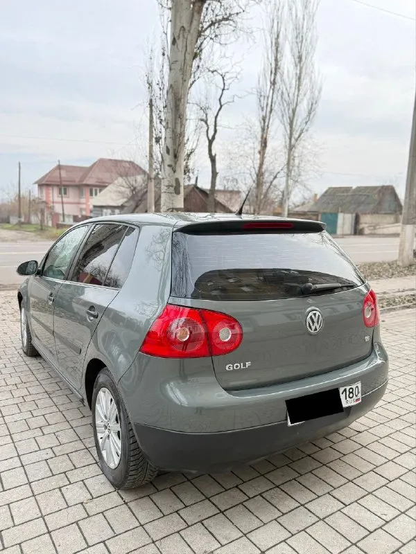 Продам volkswagen golf автомат 2006 года выпуска. двигатель: 1.6 газ/бензин. коробка: автомат (aisin) 6-ти ступка. двигатель 1.6 на авто установлен итальянский газ евро 4, (tomasetto)буквально месяц назад, балон под таблетку. по кузову: все целое, дно/ пороги, арки, низа дверей, гнили рыжиков нету!!! по салону: чистый опрятный, сиденья целые, не продавлены. новые колодки, перед/зад. комплектация: гур, 4 стеклоподъемника ( все авто), abs, asr, климат контроль двух зонный( заправлен и работает отлично) энлектрозеркала с подогревом, магнитофон android 10.0 с камерой заднего вида, музыка играет очень достойно, при том штатная, датчик света и дождя. грм заменен 30 тыс назад вместе с помпой. безопасность вся на месте, стекла все родные, кроме лобового ( менялось от сколов). лето отдам в подарок. авто юридически чистое, переоформление обязательно цена: 665 торг +79495137702 осмотр макеевка. - фотография - 4