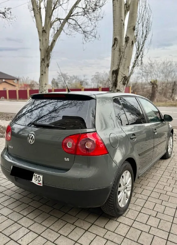 Продам volkswagen golf автомат 2006 года выпуска. двигатель: 1.6 газ/бензин. коробка: автомат (aisin) 6-ти ступка. двигатель 1.6 на авто установлен итальянский газ евро 4, (tomasetto)буквально месяц назад, балон под таблетку. по кузову: все целое, дно/ пороги, арки, низа дверей, гнили рыжиков нету!!! по салону: чистый опрятный, сиденья целые, не продавлены. новые колодки, перед/зад. комплектация: гур, 4 стеклоподъемника ( все авто), abs, asr, климат контроль двух зонный( заправлен и работает отлично) энлектрозеркала с подогревом, магнитофон android 10.0 с камерой заднего вида, музыка играет очень достойно, при том штатная, датчик света и дождя. грм заменен 30 тыс назад вместе с помпой. безопасность вся на месте, стекла все родные, кроме лобового ( менялось от сколов). лето отдам в подарок. авто юридически чистое, переоформление обязательно цена: 665 торг +79495137702 осмотр макеевка. - фотография - 5