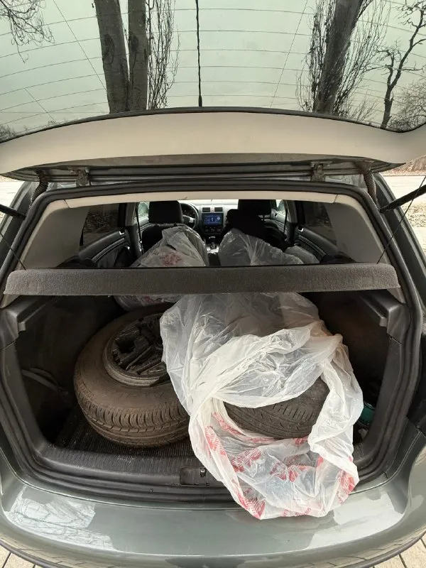 Продам volkswagen golf автомат 2006 года выпуска. двигатель: 1.6 газ/бензин. коробка: автомат (aisin) 6-ти ступка. двигатель 1.6 на авто установлен итальянский газ евро 4, (tomasetto)буквально месяц назад, балон под таблетку. по кузову: все целое, дно/ пороги, арки, низа дверей, гнили рыжиков нету!!! по салону: чистый опрятный, сиденья целые, не продавлены. новые колодки, перед/зад. комплектация: гур, 4 стеклоподъемника ( все авто), abs, asr, климат контроль двух зонный( заправлен и работает отлично) энлектрозеркала с подогревом, магнитофон android 10.0 с камерой заднего вида, музыка играет очень достойно, при том штатная, датчик света и дождя. грм заменен 30 тыс назад вместе с помпой. безопасность вся на месте, стекла все родные, кроме лобового ( менялось от сколов). лето отдам в подарок. авто юридически чистое, переоформление обязательно цена: 665 торг +79495137702 осмотр макеевка. - фотография - 8