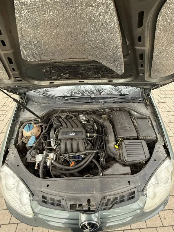 Продам volkswagen golf автомат 2006 года выпуска. двигатель: 1.6 газ/бензин. коробка: автомат (aisin) 6-ти ступка. двигатель 1.6 на авто установлен итальянский газ евро 4, (tomasetto)буквально месяц назад, балон под таблетку. по кузову: все целое, дно/ пороги, арки, низа дверей, гнили рыжиков нету!!! по салону: чистый опрятный, сиденья целые, не продавлены. новые колодки, перед/зад. комплектация: гур, 4 стеклоподъемника ( все авто), abs, asr, климат контроль двух зонный( заправлен и работает отлично) энлектрозеркала с подогревом, магнитофон android 10.0 с камерой заднего вида, музыка играет очень достойно, при том штатная, датчик света и дождя. грм заменен 30 тыс назад вместе с помпой. безопасность вся на месте, стекла все родные, кроме лобового ( менялось от сколов). лето отдам в подарок. авто юридически чистое, переоформление обязательно цена: 665 торг +79495137702 осмотр макеевка. - фотография - 9