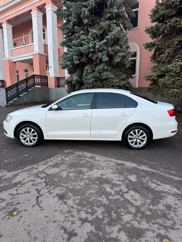 🏎️продам volkswagen jetta (джетта) 2012 год. 1.6 бензин, автомат классический кузов весь в родном окрасе, без рыжиков и гнили. ⚙️авто без дтп ! автотека зеленая, по запросу скину вин код 🔧комплектация: климат контроль электростеклоподъемники 4шт, электрозеркала с подогревом, подогрев сидений, подогрев стекла, бортовой компьютер, штатная магнитола, usb, aux, bluetooth, омыватели фар, светодиодные лампы, противотуманные фары, легкосплавные диски r17 авто не требует вложений. осмотр г. алчевск 💰💣цена 1.090.000 руб доброму покупателю торт !!! 📲+79592613692 📞 звоните: +7(959)2613692 - фотография - 3