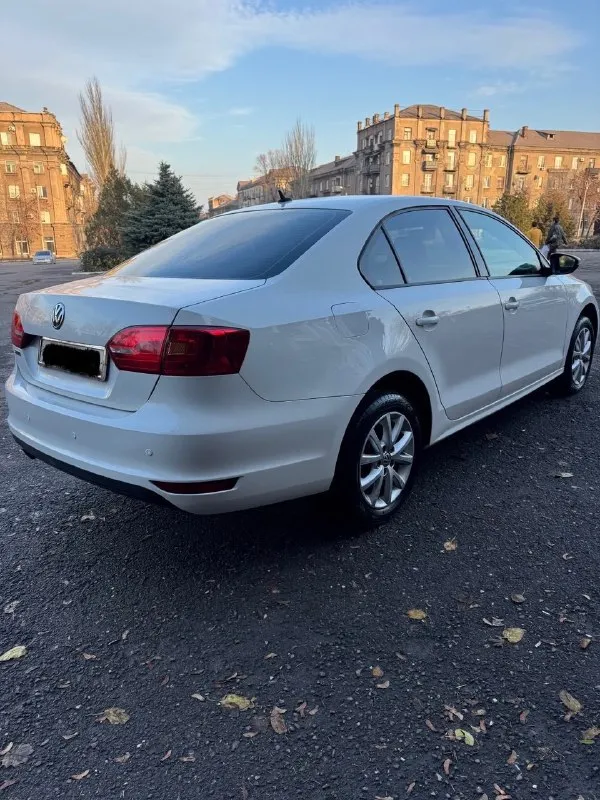 🏎️продам volkswagen jetta (джетта) 2012 год. 1.6 бензин, автомат классический кузов весь в родном окрасе, без рыжиков и гнили. ⚙️авто без дтп ! автотека зеленая, по запросу скину вин код 🔧комплектация: климат контроль электростеклоподъемники 4шт, электрозеркала с подогревом, подогрев сидений, подогрев стекла, бортовой компьютер, штатная магнитола, usb, aux, bluetooth, омыватели фар, светодиодные лампы, противотуманные фары, легкосплавные диски r17 авто не требует вложений. осмотр г. алчевск 💰💣цена 1.090.000 руб доброму покупателю торт !!! 📲+79592613692 📞 звоните: +7(959)2613692 - фотография - 4