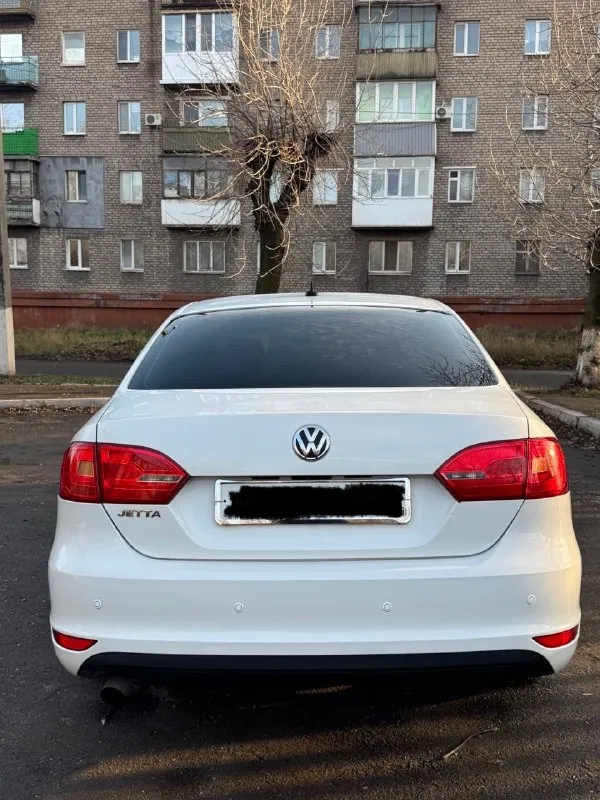 🏎️продам volkswagen jetta (джетта) 2012 год. 1.6 бензин, автомат классический кузов весь в родном окрасе, без рыжиков и гнили. ⚙️авто без дтп ! автотека зеленая, по запросу скину вин код 🔧комплектация: климат контроль электростеклоподъемники 4шт, электрозеркала с подогревом, подогрев сидений, подогрев стекла, бортовой компьютер, штатная магнитола, usb, aux, bluetooth, омыватели фар, светодиодные лампы, противотуманные фары, легкосплавные диски r17 авто не требует вложений. осмотр г. алчевск 💰💣цена 1.090.000 руб доброму покупателю торт !!! 📲+79592613692 📞 звоните: +7(959)2613692 - фотография - 5