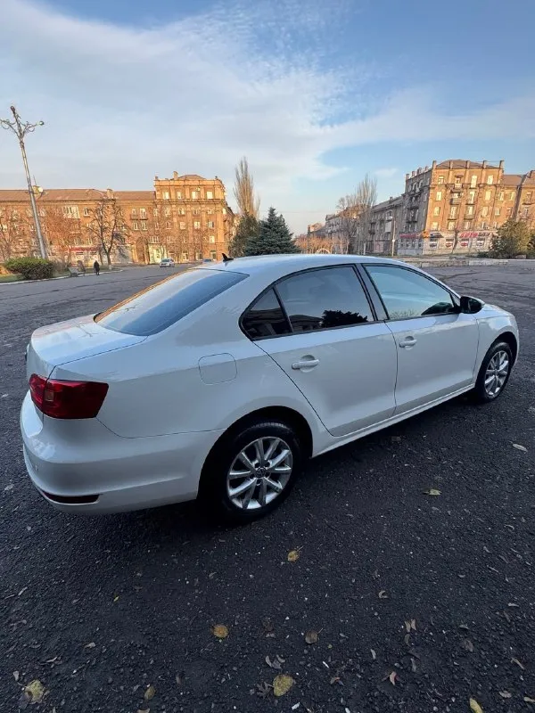 🏎️продам volkswagen jetta (джетта) 2012 год. 1.6 бензин, автомат классический кузов весь в родном окрасе, без рыжиков и гнили. ⚙️авто без дтп ! автотека зеленая, по запросу скину вин код 🔧комплектация: климат контроль электростеклоподъемники 4шт, электрозеркала с подогревом, подогрев сидений, подогрев стекла, бортовой компьютер, штатная магнитола, usb, aux, bluetooth, омыватели фар, светодиодные лампы, противотуманные фары, легкосплавные диски r17 авто не требует вложений. осмотр г. алчевск 💰💣цена 1.090.000 руб доброму покупателю торт !!! 📲+79592613692 📞 звоните: +7(959)2613692 - фотография - 6