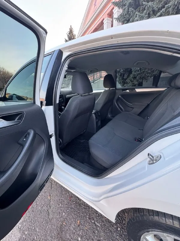 🏎️продам volkswagen jetta (джетта) 2012 год. 1.6 бензин, автомат классический кузов весь в родном окрасе, без рыжиков и гнили. ⚙️авто без дтп ! автотека зеленая, по запросу скину вин код 🔧комплектация: климат контроль электростеклоподъемники 4шт, электрозеркала с подогревом, подогрев сидений, подогрев стекла, бортовой компьютер, штатная магнитола, usb, aux, bluetooth, омыватели фар, светодиодные лампы, противотуманные фары, легкосплавные диски r17 авто не требует вложений. осмотр г. алчевск 💰💣цена 1.090.000 руб доброму покупателю торт !!! 📲+79592613692 📞 звоните: +7(959)2613692 - фотография - 9