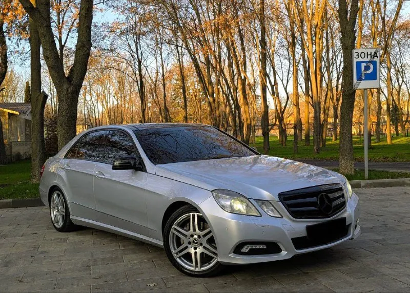 В продаже mercedes benz e-class w212 двигатель 3.5 работает идеально, все расходники заменены ничего делать не нужно! коробка автомат работает идеально без пинков и рывков, ходовая отрабатывает так как и должна! автомобиль имеет красивый внешний вид, без внимания не остаётся, достойная комплектация: датчики света и дождя, электро регулировки всех сидений, панорама, качественная музыка и тд. юридически абсолютно чистый автомобиль, рассмотрю ваши предложения на обмен также возможна продажа в кредит осмотр донецк цена: 1.435.000₽, торг быстрому покупателю! ☎️ +7 (949) 453-80-40 📞 звоните: +7(949)4538040 - фотография - 3
