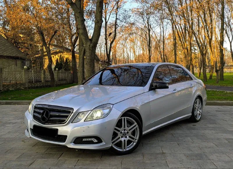 В продаже mercedes benz e-class w212 двигатель 3.5 работает идеально, все расходники заменены ничего делать не нужно! коробка автомат работает идеально без пинков и рывков, ходовая отрабатывает так как и должна! автомобиль имеет красивый внешний вид, без внимания не остаётся, достойная комплектация: датчики света и дождя, электро регулировки всех сидений, панорама, качественная музыка и тд. юридически абсолютно чистый автомобиль, рассмотрю ваши предложения на обмен также возможна продажа в кредит осмотр донецк цена: 1.435.000₽, торг быстрому покупателю! ☎️ +7 (949) 453-80-40 📞 звоните: +7(949)4538040 - фотография - 4
