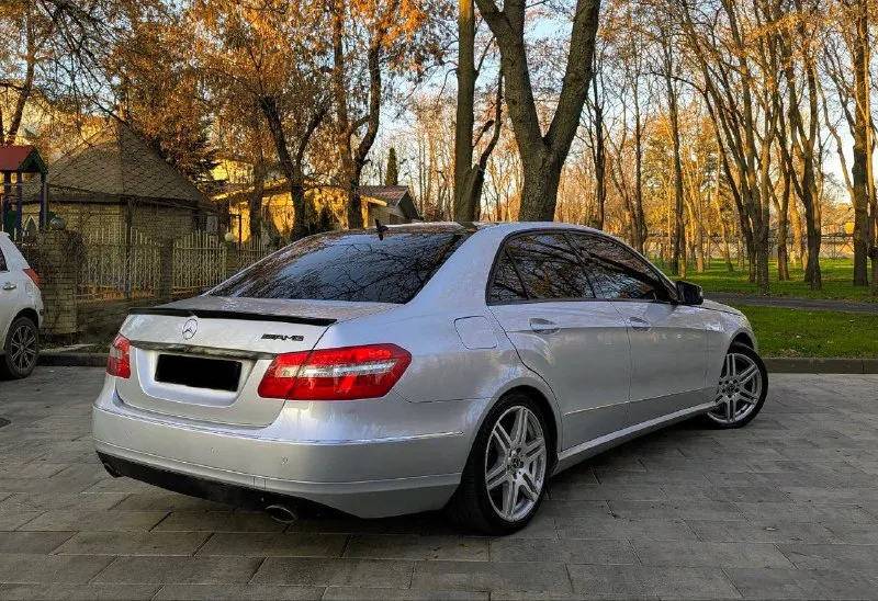 В продаже mercedes benz e-class w212 двигатель 3.5 работает идеально, все расходники заменены ничего делать не нужно! коробка автомат работает идеально без пинков и рывков, ходовая отрабатывает так как и должна! автомобиль имеет красивый внешний вид, без внимания не остаётся, достойная комплектация: датчики света и дождя, электро регулировки всех сидений, панорама, качественная музыка и тд. юридически абсолютно чистый автомобиль, рассмотрю ваши предложения на обмен также возможна продажа в кредит осмотр донецк цена: 1.435.000₽, торг быстрому покупателю! ☎️ +7 (949) 453-80-40 📞 звоните: +7(949)4538040 - фотография - 5