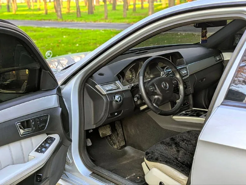 В продаже mercedes benz e-class w212 двигатель 3.5 работает идеально, все расходники заменены ничего делать не нужно! коробка автомат работает идеально без пинков и рывков, ходовая отрабатывает так как и должна! автомобиль имеет красивый внешний вид, без внимания не остаётся, достойная комплектация: датчики света и дождя, электро регулировки всех сидений, панорама, качественная музыка и тд. юридически абсолютно чистый автомобиль, рассмотрю ваши предложения на обмен также возможна продажа в кредит осмотр донецк цена: 1.435.000₽, торг быстрому покупателю! ☎️ +7 (949) 453-80-40 📞 звоните: +7(949)4538040 - фотография - 7