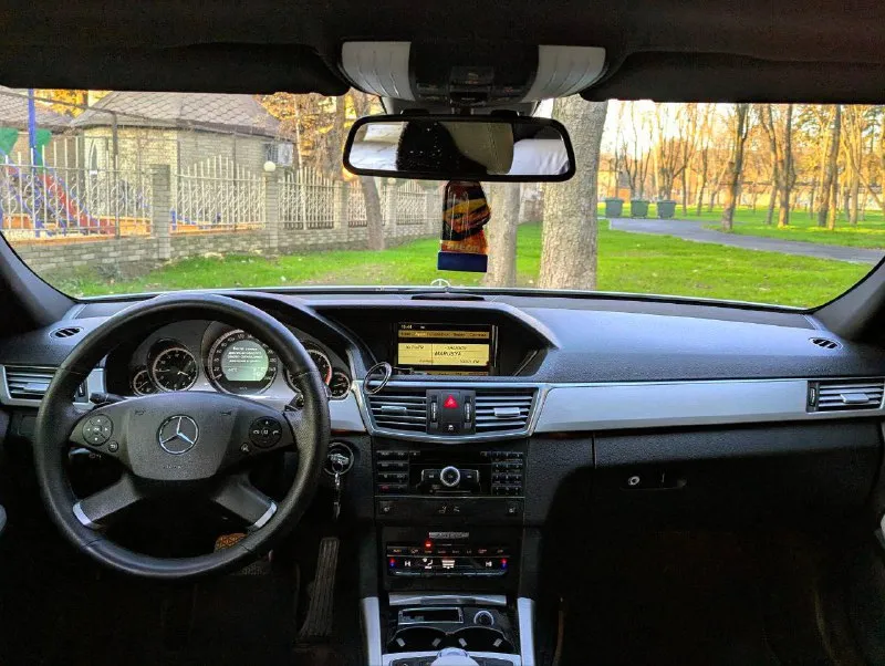 В продаже mercedes benz e-class w212 двигатель 3.5 работает идеально, все расходники заменены ничего делать не нужно! коробка автомат работает идеально без пинков и рывков, ходовая отрабатывает так как и должна! автомобиль имеет красивый внешний вид, без внимания не остаётся, достойная комплектация: датчики света и дождя, электро регулировки всех сидений, панорама, качественная музыка и тд. юридически абсолютно чистый автомобиль, рассмотрю ваши предложения на обмен также возможна продажа в кредит осмотр донецк цена: 1.435.000₽, торг быстрому покупателю! ☎️ +7 (949) 453-80-40 📞 звоните: +7(949)4538040 - фотография - 9