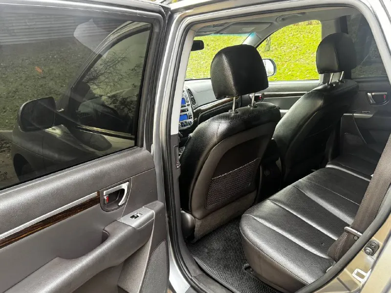 В продаже hyundai santa-fe 2012 года большой и удобный семейный автомобиль на бензиновом моторе объемом 2.4 литра и полном приводе, абсолютно все обслужено, все расходники: масла, фильтра, и тд. , заменены! коробка работает безукоризненно вопросов к ней нет никаких, машина в максимальной комплектации: без ключевой доступ, старт-стоп, кожаный салон, электро регулировки сидений, подогревы сидений, мульти руль, качественная музыка и тд. юридически абсолютно чистая, рассмотрю ваши предложения на обмен, а также возможна продажа в кредит! осмотр донецк цена: 1.360.000₽, торг быстрому покупателю! +79496287217 📞 звоните: +7(949)6287217 - фотография - 10