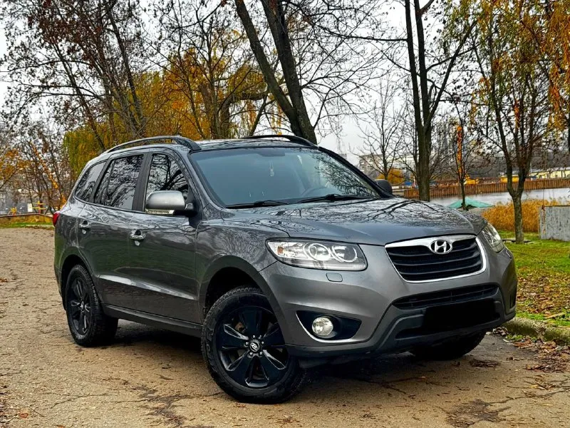 В продаже hyundai santa-fe 2012 года большой и удобный семейный автомобиль на бензиновом моторе объемом 2.4 литра и полном приводе, абсолютно все обслужено, все расходники: масла, фильтра, и тд. , заменены! коробка работает безукоризненно вопросов к ней нет никаких, машина в максимальной комплектации: без ключевой доступ, старт-стоп, кожаный салон, электро регулировки сидений, подогревы сидений, мульти руль, качественная музыка и тд. юридически абсолютно чистая, рассмотрю ваши предложения на обмен, а также возможна продажа в кредит! осмотр донецк цена: 1.360.000₽, торг быстрому покупателю! +79496287217 📞 звоните: +7(949)6287217 - фотография - 3