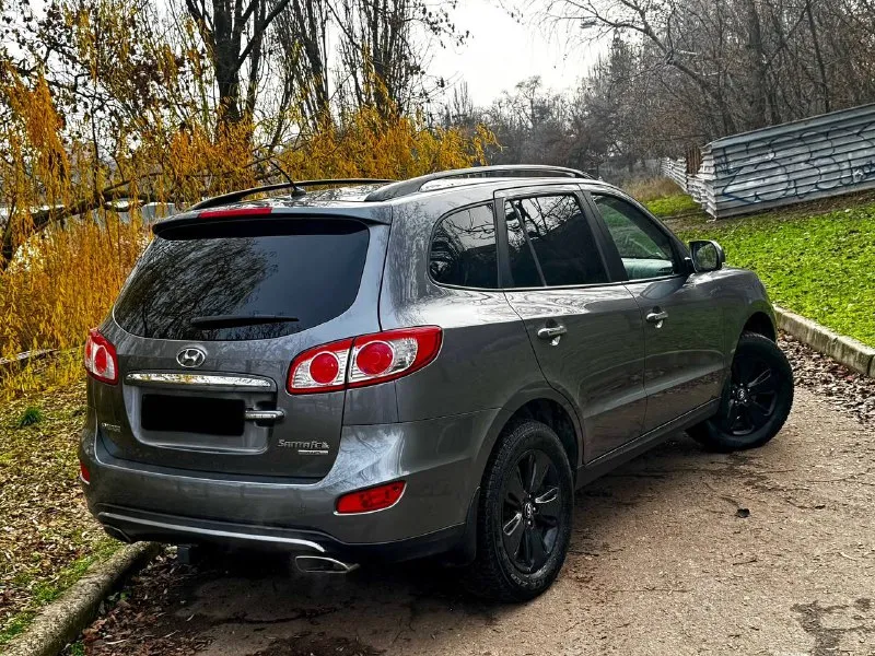 В продаже hyundai santa-fe 2012 года большой и удобный семейный автомобиль на бензиновом моторе объемом 2.4 литра и полном приводе, абсолютно все обслужено, все расходники: масла, фильтра, и тд. , заменены! коробка работает безукоризненно вопросов к ней нет никаких, машина в максимальной комплектации: без ключевой доступ, старт-стоп, кожаный салон, электро регулировки сидений, подогревы сидений, мульти руль, качественная музыка и тд. юридически абсолютно чистая, рассмотрю ваши предложения на обмен, а также возможна продажа в кредит! осмотр донецк цена: 1.360.000₽, торг быстрому покупателю! +79496287217 📞 звоните: +7(949)6287217 - фотография - 5