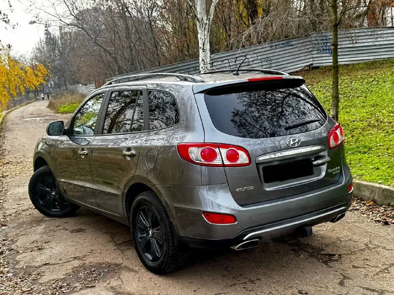 В продаже hyundai santa-fe 2012 года большой и удобный семейный автомобиль на бензиновом моторе объемом 2.4 литра и полном приводе, абсолютно все обслужено, все расходники: масла, фильтра, и тд. , заменены! коробка работает безукоризненно вопросов к ней нет никаких, машина в максимальной комплектации: без ключевой доступ, старт-стоп, кожаный салон, электро регулировки сидений, подогревы сидений, мульти руль, качественная музыка и тд. юридически абсолютно чистая, рассмотрю ваши предложения на обмен, а также возможна продажа в кредит! осмотр донецк цена: 1.360.000₽, торг быстрому покупателю! +79496287217 📞 звоните: +7(949)6287217 - фотография - 6