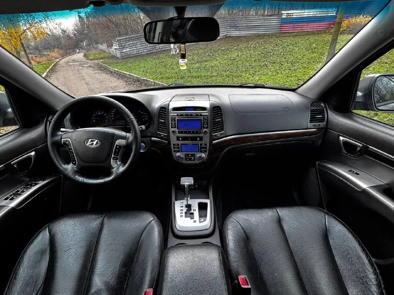 В продаже hyundai santa-fe 2012 года большой и удобный семейный автомобиль на бензиновом моторе объемом 2.4 литра и полном приводе, абсолютно все обслужено, все расходники: масла, фильтра, и тд. , заменены! коробка работает безукоризненно вопросов к ней нет никаких, машина в максимальной комплектации: без ключевой доступ, старт-стоп, кожаный салон, электро регулировки сидений, подогревы сидений, мульти руль, качественная музыка и тд. юридически абсолютно чистая, рассмотрю ваши предложения на обмен, а также возможна продажа в кредит! осмотр донецк цена: 1.360.000₽, торг быстрому покупателю! +79496287217 📞 звоните: +7(949)6287217 - фотография - 7