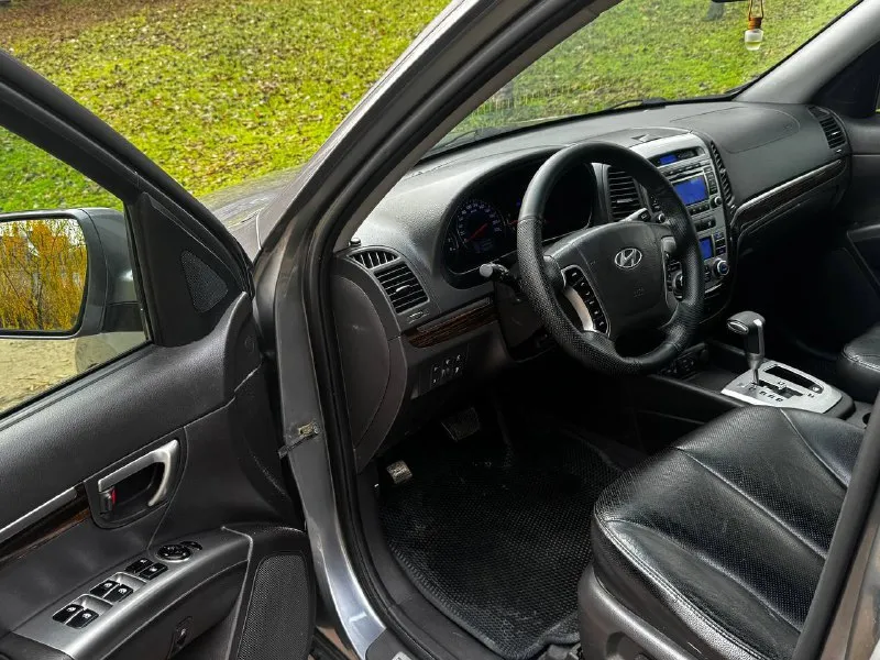 В продаже hyundai santa-fe 2012 года большой и удобный семейный автомобиль на бензиновом моторе объемом 2.4 литра и полном приводе, абсолютно все обслужено, все расходники: масла, фильтра, и тд. , заменены! коробка работает безукоризненно вопросов к ней нет никаких, машина в максимальной комплектации: без ключевой доступ, старт-стоп, кожаный салон, электро регулировки сидений, подогревы сидений, мульти руль, качественная музыка и тд. юридически абсолютно чистая, рассмотрю ваши предложения на обмен, а также возможна продажа в кредит! осмотр донецк цена: 1.360.000₽, торг быстрому покупателю! +79496287217 📞 звоните: +7(949)6287217 - фотография - 8
