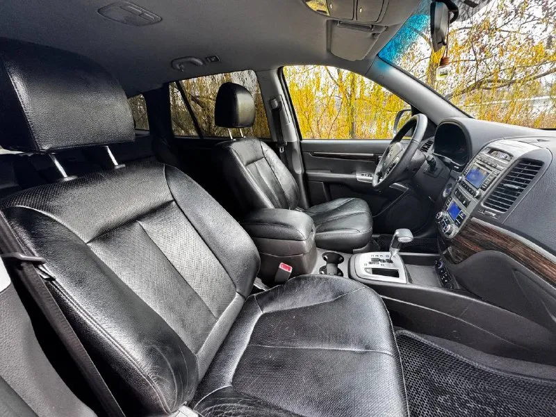 В продаже hyundai santa-fe 2012 года большой и удобный семейный автомобиль на бензиновом моторе объемом 2.4 литра и полном приводе, абсолютно все обслужено, все расходники: масла, фильтра, и тд. , заменены! коробка работает безукоризненно вопросов к ней нет никаких, машина в максимальной комплектации: без ключевой доступ, старт-стоп, кожаный салон, электро регулировки сидений, подогревы сидений, мульти руль, качественная музыка и тд. юридически абсолютно чистая, рассмотрю ваши предложения на обмен, а также возможна продажа в кредит! осмотр донецк цена: 1.360.000₽, торг быстрому покупателю! +79496287217 📞 звоните: +7(949)6287217 - фотография - 9