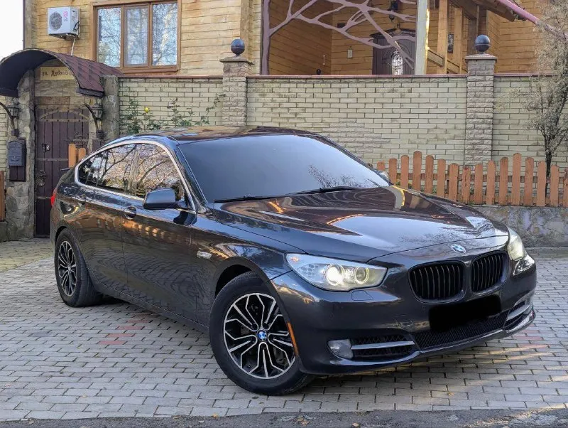 В продаже bmw 5 gt 535i автомобиль имеет очень привлекательный внешний вид, без внимания не остаётся! двигатель 3.0 бензин работает идеально, абсолютно без каких либо проблем ни о каких ошибках и речи быть не может, ходовая также без каких либо звуков, коробка переключает как должна без каких либо затупов и пинков! машина в очень жирной комплектации, есть абсолютно все: доводчики дверей, качественная музыка, электро регулировки всех сидений, подогревы, без рамочные стекла, панорама, датчики света и дождя, помощь при парковке и многое другое! юридически абсолютно чистая машина, рассмотрю ваши предложения на обмен а также возможна продажа в кредит! осмотр донецк цена: 1.680.000₽, торг быстрому покупателю ☎️ +7 (949) 453-80-40 📞 звоните: +7(949)4538040 - фотография - 3