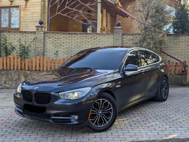 В продаже bmw 5 gt 535i автомобиль имеет очень привлекательный внешний вид, без внимания не остаётся! двигатель 3.0 бензин работает идеально, абсолютно без каких либо проблем ни о каких ошибках и речи быть не может, ходовая также без каких либо звуков, коробка переключает как должна без каких либо затупов и пинков! машина в очень жирной комплектации, есть абсолютно все: доводчики дверей, качественная музыка, электро регулировки всех сидений, подогревы, без рамочные стекла, панорама, датчики света и дождя, помощь при парковке и многое другое! юридически абсолютно чистая машина, рассмотрю ваши предложения на обмен а также возможна продажа в кредит! осмотр донецк цена: 1.680.000₽, торг быстрому покупателю ☎️ +7 (949) 453-80-40 📞 звоните: +7(949)4538040 - фотография - 4