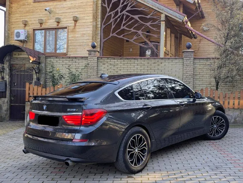 В продаже bmw 5 gt 535i автомобиль имеет очень привлекательный внешний вид, без внимания не остаётся! двигатель 3.0 бензин работает идеально, абсолютно без каких либо проблем ни о каких ошибках и речи быть не может, ходовая также без каких либо звуков, коробка переключает как должна без каких либо затупов и пинков! машина в очень жирной комплектации, есть абсолютно все: доводчики дверей, качественная музыка, электро регулировки всех сидений, подогревы, без рамочные стекла, панорама, датчики света и дождя, помощь при парковке и многое другое! юридически абсолютно чистая машина, рассмотрю ваши предложения на обмен а также возможна продажа в кредит! осмотр донецк цена: 1.680.000₽, торг быстрому покупателю ☎️ +7 (949) 453-80-40 📞 звоните: +7(949)4538040 - фотография - 5