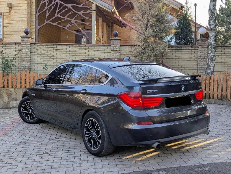 В продаже bmw 5 gt 535i автомобиль имеет очень привлекательный внешний вид, без внимания не остаётся! двигатель 3.0 бензин работает идеально, абсолютно без каких либо проблем ни о каких ошибках и речи быть не может, ходовая также без каких либо звуков, коробка переключает как должна без каких либо затупов и пинков! машина в очень жирной комплектации, есть абсолютно все: доводчики дверей, качественная музыка, электро регулировки всех сидений, подогревы, без рамочные стекла, панорама, датчики света и дождя, помощь при парковке и многое другое! юридически абсолютно чистая машина, рассмотрю ваши предложения на обмен а также возможна продажа в кредит! осмотр донецк цена: 1.680.000₽, торг быстрому покупателю ☎️ +7 (949) 453-80-40 📞 звоните: +7(949)4538040 - фотография - 6