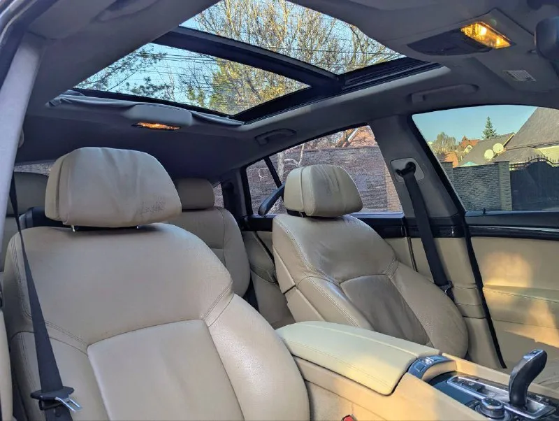 В продаже bmw 5 gt 535i автомобиль имеет очень привлекательный внешний вид, без внимания не остаётся! двигатель 3.0 бензин работает идеально, абсолютно без каких либо проблем ни о каких ошибках и речи быть не может, ходовая также без каких либо звуков, коробка переключает как должна без каких либо затупов и пинков! машина в очень жирной комплектации, есть абсолютно все: доводчики дверей, качественная музыка, электро регулировки всех сидений, подогревы, без рамочные стекла, панорама, датчики света и дождя, помощь при парковке и многое другое! юридически абсолютно чистая машина, рассмотрю ваши предложения на обмен а также возможна продажа в кредит! осмотр донецк цена: 1.680.000₽, торг быстрому покупателю ☎️ +7 (949) 453-80-40 📞 звоните: +7(949)4538040 - фотография - 8