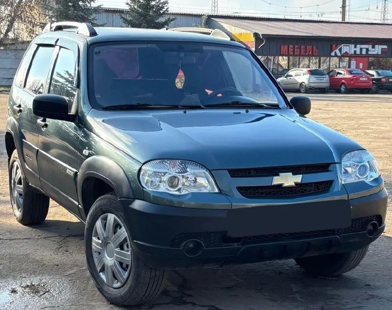 Продам внедорожник! chevrolet niva 2016 года, автомобиль в хорошем состоянии, без вложений! автотека зеленая✅. авто эксплуатировали с трепетом! обслуживание своевременное, капот защитили от сколов, он в броне пленке! мотор коробка на 5/5! ходовая часть также на 5, без стуков! раздатки и мосты в полнейшем порядке. кузов как по фото, без гнили, выглядит отлично! все герметики завод! -кондиционер, -система (abs), -гидроусилитель руля, -эл. стеклоподъемники, -эл. регулировка зеркал, -обычная аудио система, -имеются все сервизные книжки. салон ухоженный! без потертостей и порезов! документы кристально чистые, переоформление без проблем! цена 670.000т/р торг у авто. тел: +79493235386 - фотография - 2