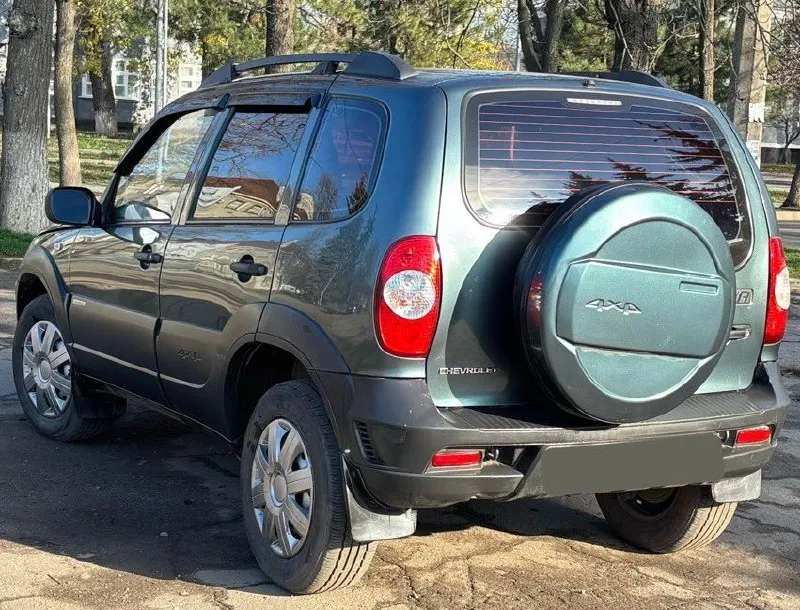 Продам внедорожник! chevrolet niva 2016 года, автомобиль в хорошем состоянии, без вложений! автотека зеленая✅. авто эксплуатировали с трепетом! обслуживание своевременное, капот защитили от сколов, он в броне пленке! мотор коробка на 5/5! ходовая часть также на 5, без стуков! раздатки и мосты в полнейшем порядке. кузов как по фото, без гнили, выглядит отлично! все герметики завод! -кондиционер, -система (abs), -гидроусилитель руля, -эл. стеклоподъемники, -эл. регулировка зеркал, -обычная аудио система, -имеются все сервизные книжки. салон ухоженный! без потертостей и порезов! документы кристально чистые, переоформление без проблем! цена 670.000т/р торг у авто. тел: +79493235386 - фотография - 3