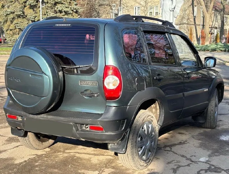 Продам внедорожник! chevrolet niva 2016 года, автомобиль в хорошем состоянии, без вложений! автотека зеленая✅. авто эксплуатировали с трепетом! обслуживание своевременное, капот защитили от сколов, он в броне пленке! мотор коробка на 5/5! ходовая часть также на 5, без стуков! раздатки и мосты в полнейшем порядке. кузов как по фото, без гнили, выглядит отлично! все герметики завод! -кондиционер, -система (abs), -гидроусилитель руля, -эл. стеклоподъемники, -эл. регулировка зеркал, -обычная аудио система, -имеются все сервизные книжки. салон ухоженный! без потертостей и порезов! документы кристально чистые, переоформление без проблем! цена 670.000т/р торг у авто. тел: +79493235386 - фотография - 4