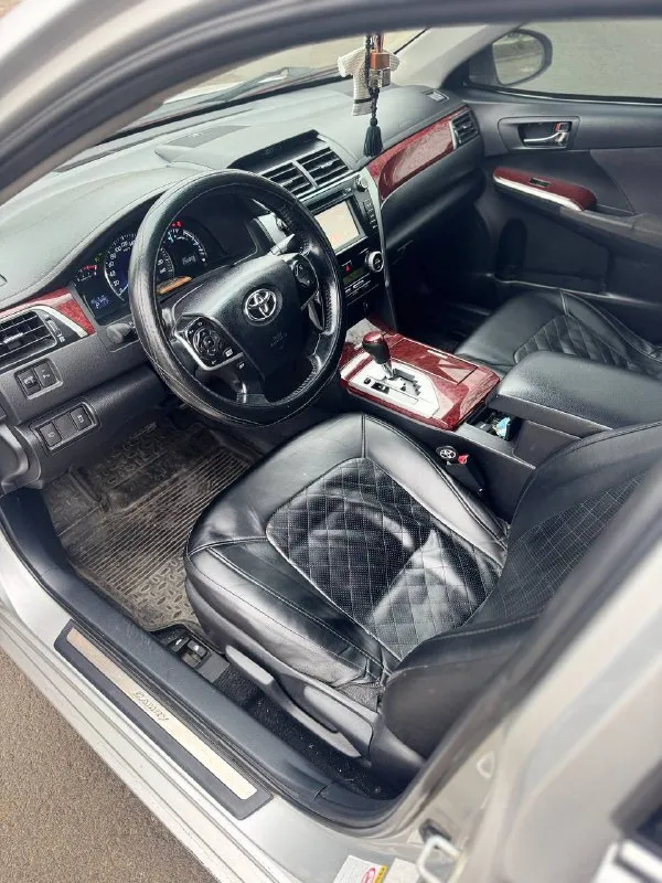 Продам toyota camry 50, 2013 год, ат 2.5 л. 181л. с. пробег 258.000 км. чистый европеец, делал хорошую шумоизоляцию, новые тормозные диски, датчик дождя, музыка играет четко, новые задние стойки, стоит хорошая led - оптика, 3 ключа, двигатель работает отлично, ходовая обслужена, диски r19, резина стоит continental, есть комплект зимней резины, на дисках r16, в машине никогда не курили, машина находиться в мариуполе, продажа из за покупки нового автомобиля, обмен не интересует, цена 1🍋460 р. , торг реальному покупателю у капота, все вопросы по телефону +79497048102 - фотография - 10