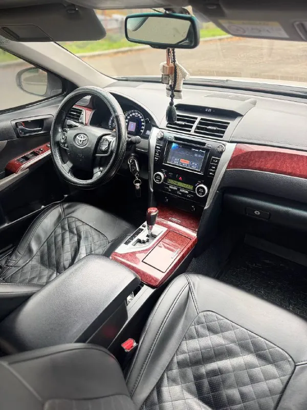 Продам toyota camry 50, 2013 год, ат 2.5 л. 181л. с. пробег 258.000 км. чистый европеец, делал хорошую шумоизоляцию, новые тормозные диски, датчик дождя, музыка играет четко, новые задние стойки, стоит хорошая led - оптика, 3 ключа, двигатель работает отлично, ходовая обслужена, диски r19, резина стоит continental, есть комплект зимней резины, на дисках r16, в машине никогда не курили, машина находиться в мариуполе, продажа из за покупки нового автомобиля, обмен не интересует, цена 1🍋460 р. , торг реальному покупателю у капота, все вопросы по телефону +79497048102 - фотография - 8