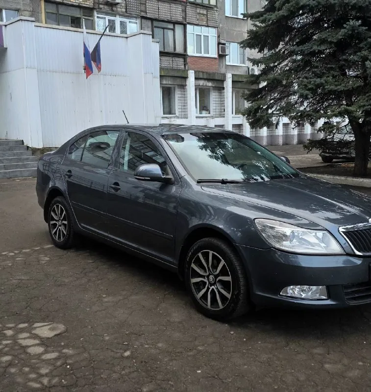 Skoda octavia a5(рестайлинг) шкода октавия а5 (рестайлинг ) 2011год выпуска птс оригинал. ️3 владельца. двигатель 1.6 самый надежный двигатель масло не ест, течей и запотеваний нет, работает ровно. акпп механика самая надёжная каропка 5ст. , работает в штатном режиме. по электрике работает каждая кнопка, все силовые части на месте. ходовая взбитая, мягкая, без посторонних шумов. ️2 комплекта ключей оригинал. 2 комплекта колёс зима и лето. комплектация стоит хорошая музыка стоит планшет, стоит задние камера. салон в хорошем состоянии, 2стеклоподъемника, подогрев зеркал и сидений, кондиционер работает отлично заправлен. вложений никаких не требует, машина в отличном состоянии. юридически чистая. цена 795.000торг возле автомобиля. осмотр город макеевка. тел +79496479841 - фотография - 2