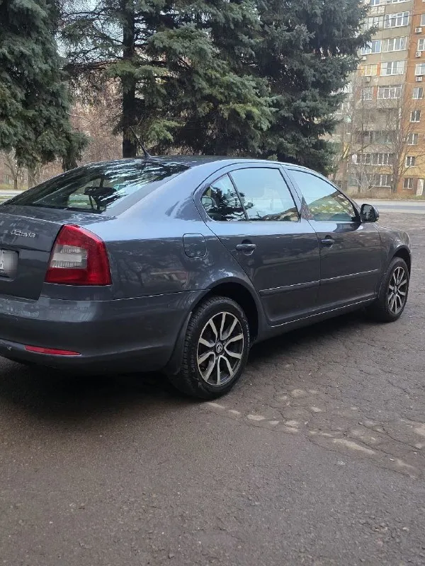 Skoda octavia a5(рестайлинг) шкода октавия а5 (рестайлинг ) 2011год выпуска птс оригинал. ️3 владельца. двигатель 1.6 самый надежный двигатель масло не ест, течей и запотеваний нет, работает ровно. акпп механика самая надёжная каропка 5ст. , работает в штатном режиме. по электрике работает каждая кнопка, все силовые части на месте. ходовая взбитая, мягкая, без посторонних шумов. ️2 комплекта ключей оригинал. 2 комплекта колёс зима и лето. комплектация стоит хорошая музыка стоит планшет, стоит задние камера. салон в хорошем состоянии, 2стеклоподъемника, подогрев зеркал и сидений, кондиционер работает отлично заправлен. вложений никаких не требует, машина в отличном состоянии. юридически чистая. цена 795.000торг возле автомобиля. осмотр город макеевка. тел +79496479841 - фотография - 3