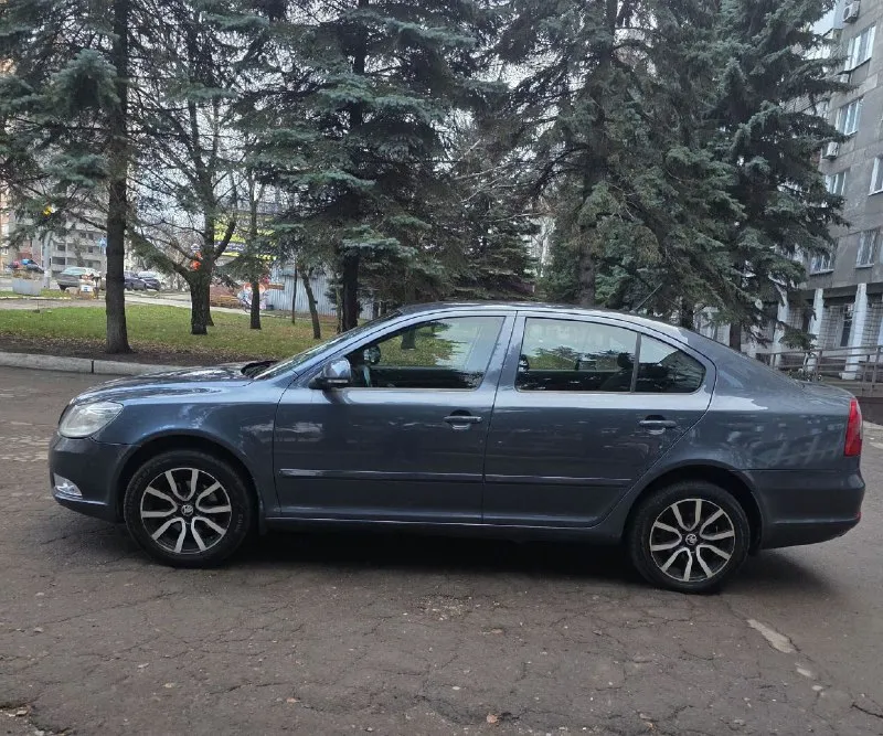 Skoda octavia a5(рестайлинг) шкода октавия а5 (рестайлинг ) 2011год выпуска птс оригинал. ️3 владельца. двигатель 1.6 самый надежный двигатель масло не ест, течей и запотеваний нет, работает ровно. акпп механика самая надёжная каропка 5ст. , работает в штатном режиме. по электрике работает каждая кнопка, все силовые части на месте. ходовая взбитая, мягкая, без посторонних шумов. ️2 комплекта ключей оригинал. 2 комплекта колёс зима и лето. комплектация стоит хорошая музыка стоит планшет, стоит задние камера. салон в хорошем состоянии, 2стеклоподъемника, подогрев зеркал и сидений, кондиционер работает отлично заправлен. вложений никаких не требует, машина в отличном состоянии. юридически чистая. цена 795.000торг возле автомобиля. осмотр город макеевка. тел +79496479841 - фотография - 4