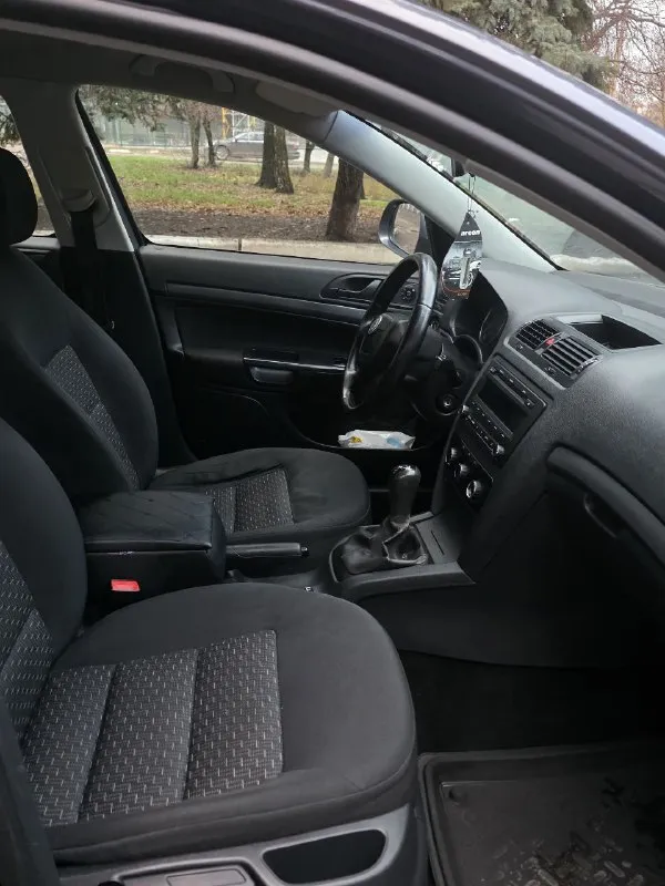 Skoda octavia a5(рестайлинг) шкода октавия а5 (рестайлинг ) 2011год выпуска птс оригинал. ️3 владельца. двигатель 1.6 самый надежный двигатель масло не ест, течей и запотеваний нет, работает ровно. акпп механика самая надёжная каропка 5ст. , работает в штатном режиме. по электрике работает каждая кнопка, все силовые части на месте. ходовая взбитая, мягкая, без посторонних шумов. ️2 комплекта ключей оригинал. 2 комплекта колёс зима и лето. комплектация стоит хорошая музыка стоит планшет, стоит задние камера. салон в хорошем состоянии, 2стеклоподъемника, подогрев зеркал и сидений, кондиционер работает отлично заправлен. вложений никаких не требует, машина в отличном состоянии. юридически чистая. цена 795.000торг возле автомобиля. осмотр город макеевка. тел +79496479841 - фотография - 6