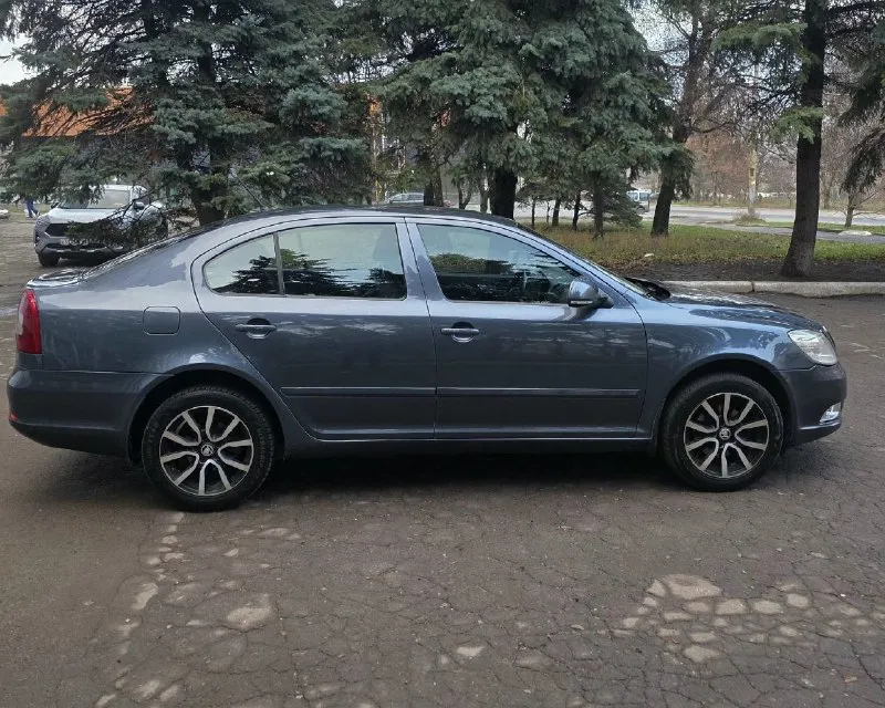 Skoda octavia a5(рестайлинг) шкода октавия а5 (рестайлинг ) 2011год выпуска птс оригинал. ️3 владельца. двигатель 1.6 самый надежный двигатель масло не ест, течей и запотеваний нет, работает ровно. акпп механика самая надёжная каропка 5ст. , работает в штатном режиме. по электрике работает каждая кнопка, все силовые части на месте. ходовая взбитая, мягкая, без посторонних шумов. ️2 комплекта ключей оригинал. 2 комплекта колёс зима и лето. комплектация стоит хорошая музыка стоит планшет, стоит задние камера. салон в хорошем состоянии, 2стеклоподъемника, подогрев зеркал и сидений, кондиционер работает отлично заправлен. вложений никаких не требует, машина в отличном состоянии. юридически чистая. цена 795.000торг возле автомобиля. осмотр город макеевка. тел +79496479841 - фотография - 7