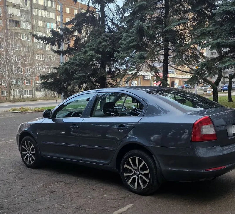Skoda octavia a5(рестайлинг) шкода октавия а5 (рестайлинг ) 2011год выпуска птс оригинал. ️3 владельца. двигатель 1.6 самый надежный двигатель масло не ест, течей и запотеваний нет, работает ровно. акпп механика самая надёжная каропка 5ст. , работает в штатном режиме. по электрике работает каждая кнопка, все силовые части на месте. ходовая взбитая, мягкая, без посторонних шумов. ️2 комплекта ключей оригинал. 2 комплекта колёс зима и лето. комплектация стоит хорошая музыка стоит планшет, стоит задние камера. салон в хорошем состоянии, 2стеклоподъемника, подогрев зеркал и сидений, кондиционер работает отлично заправлен. вложений никаких не требует, машина в отличном состоянии. юридически чистая. цена 795.000торг возле автомобиля. осмотр город макеевка. тел +79496479841 - фотография - 8