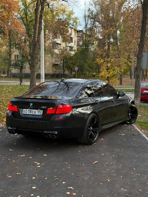 Продам легендарный автомобиль bmw m5 в кузове f10. год выпуска 2012. пробег 135.000км машина в отличном состоянии. комплектация: подогревы-обдувы сидений, потолок алькантара, проекция, музыка харман кардон, без ключевой доступ, и много всего. полностью обслуженная. новый, после кап ремонта, проехал 10 000км. собирался у руслана в пятигорске. кто его знает вопросы лишние отпадут. из последнего было т. о месяц назад замены масла фильтра, новые колодки оригинал. в машину было вложено очень много, денег не жалели. машина без вложений, сел и поехал получать эмоции! находится в донецке. цена 3.250.000р+ торг реальному покупателю, возможна продажа в кредит! так же возможен обмен. тел. +7-949-361-71-67 📲 tg: @autoland_donetsk 📞 звоните: +7(949)3617167 - фотография - 3