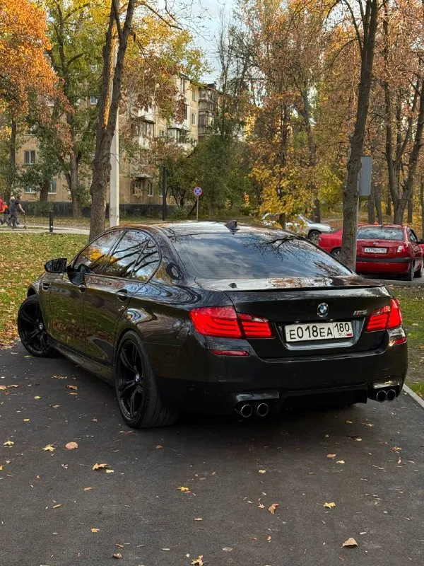 Продам легендарный автомобиль bmw m5 в кузове f10. год выпуска 2012. пробег 135.000км машина в отличном состоянии. комплектация: подогревы-обдувы сидений, потолок алькантара, проекция, музыка харман кардон, без ключевой доступ, и много всего. полностью обслуженная. новый, после кап ремонта, проехал 10 000км. собирался у руслана в пятигорске. кто его знает вопросы лишние отпадут. из последнего было т. о месяц назад замены масла фильтра, новые колодки оригинал. в машину было вложено очень много, денег не жалели. машина без вложений, сел и поехал получать эмоции! находится в донецке. цена 3.250.000р+ торг реальному покупателю, возможна продажа в кредит! так же возможен обмен. тел. +7-949-361-71-67 📲 tg: @autoland_donetsk 📞 звоните: +7(949)3617167 - фотография - 4