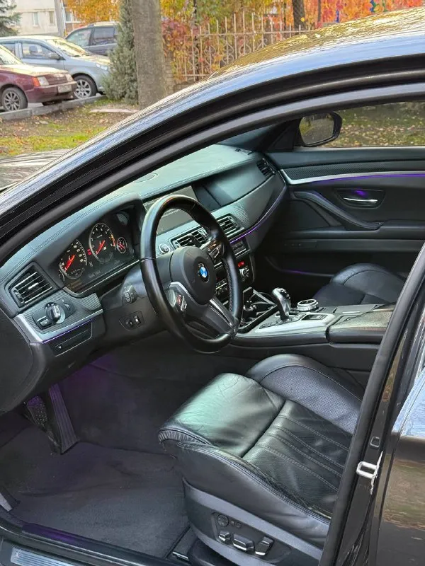 Продам легендарный автомобиль bmw m5 в кузове f10. год выпуска 2012. пробег 135.000км машина в отличном состоянии. комплектация: подогревы-обдувы сидений, потолок алькантара, проекция, музыка харман кардон, без ключевой доступ, и много всего. полностью обслуженная. новый, после кап ремонта, проехал 10 000км. собирался у руслана в пятигорске. кто его знает вопросы лишние отпадут. из последнего было т. о месяц назад замены масла фильтра, новые колодки оригинал. в машину было вложено очень много, денег не жалели. машина без вложений, сел и поехал получать эмоции! находится в донецке. цена 3.250.000р+ торг реальному покупателю, возможна продажа в кредит! так же возможен обмен. тел. +7-949-361-71-67 📲 tg: @autoland_donetsk 📞 звоните: +7(949)3617167 - фотография - 5