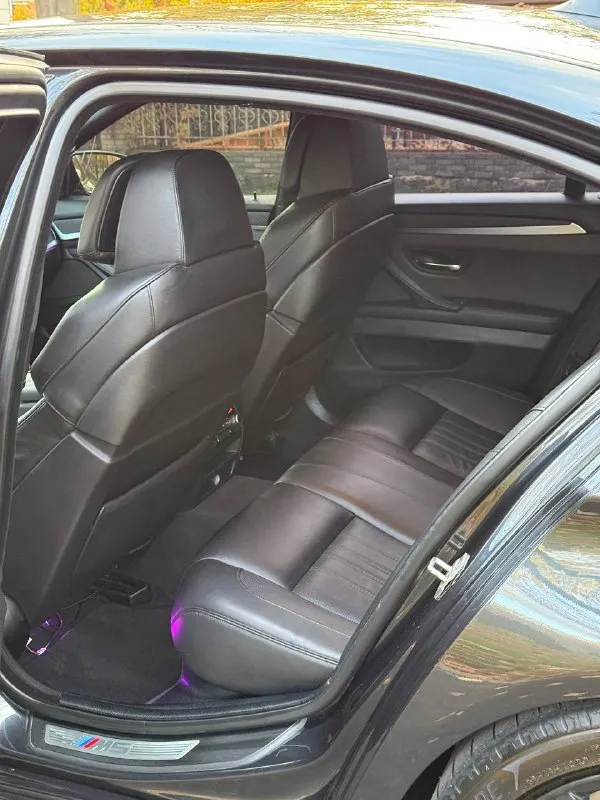 Продам легендарный автомобиль bmw m5 в кузове f10. год выпуска 2012. пробег 135.000км машина в отличном состоянии. комплектация: подогревы-обдувы сидений, потолок алькантара, проекция, музыка харман кардон, без ключевой доступ, и много всего. полностью обслуженная. новый, после кап ремонта, проехал 10 000км. собирался у руслана в пятигорске. кто его знает вопросы лишние отпадут. из последнего было т. о месяц назад замены масла фильтра, новые колодки оригинал. в машину было вложено очень много, денег не жалели. машина без вложений, сел и поехал получать эмоции! находится в донецке. цена 3.250.000р+ торг реальному покупателю, возможна продажа в кредит! так же возможен обмен. тел. +7-949-361-71-67 📲 tg: @autoland_donetsk 📞 звоните: +7(949)3617167 - фотография - 6