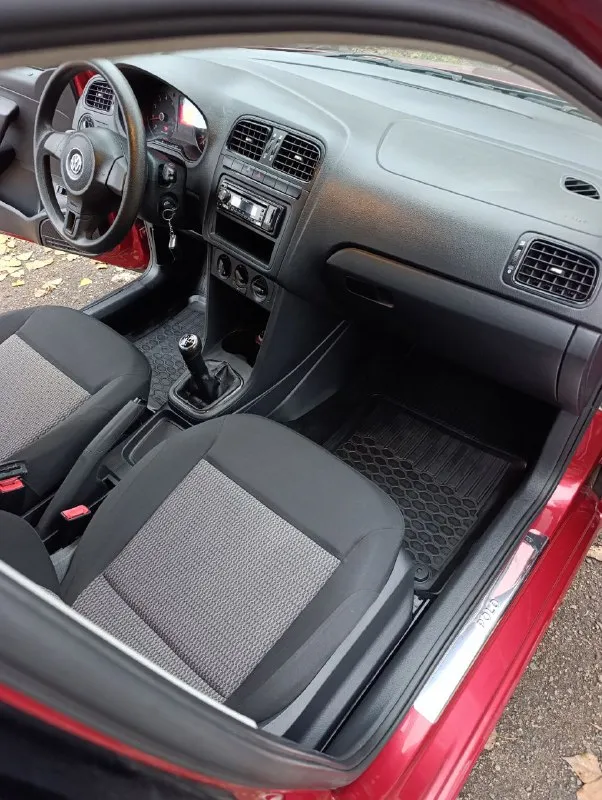 Продам фольксваген поло 2012 г. в пробег 56 тысяч. мотор 1.6 механика. состояние очень хорошее, почти как новая) макеевка. цена 1 млн 50 тысяч рублей +79493472594 телеграмм+79920580193 - фотография - 5