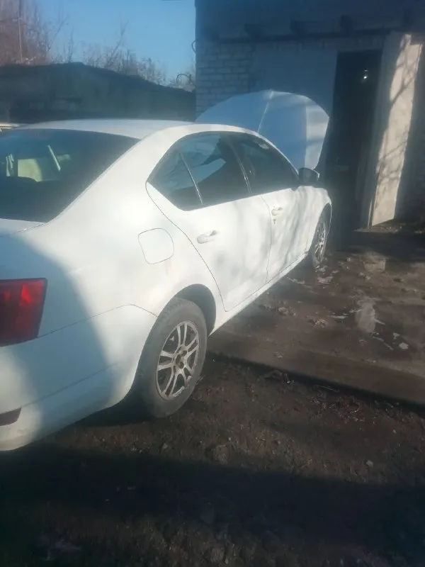 Продам автомобиль skoda octavia a7 2015г. в.пробег 240000км. коробка механика. цена 680000руб. (торг)автомобиль технически в отличном состоянии. все документы в порядке. есть проблемы по лкп. +79493368646 он же телеграмм 📲 tg: георгий 📞 звоните: +7(949)3368646 - фотография - 4