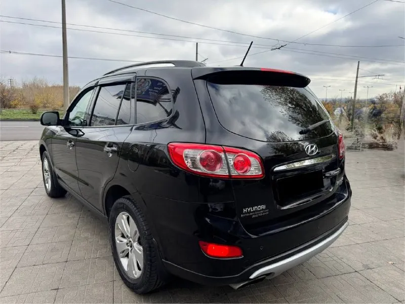 Продам хундай сантафе в идеальном состоянии 2012 года мотор 2.4 бензин коробка акпп пробег 210 мотор работает салон дерево полная кожа! подогревы всех 4 сидений электропривод сидений старт стоп без ключевой доступ круиз контроль, мульти руль, климат контроль два ключа полный привод 4 стекло подъемника музыка г. донецк оформление в мрэо тел. .+79496231735 цена 1270 руб. торг. обмен на микроавтобус. (+:-) - фотография - 3