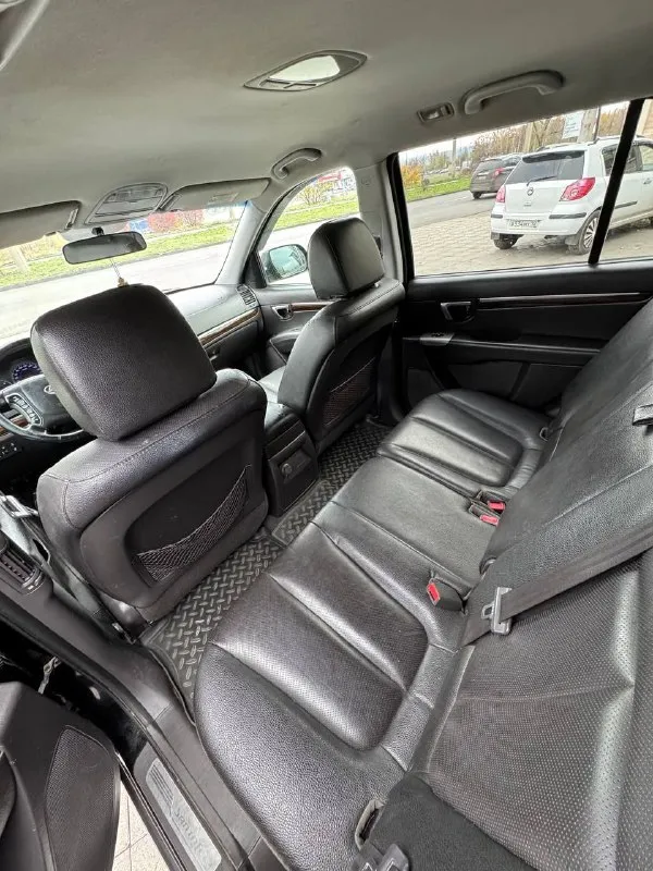 Продам хундай сантафе в идеальном состоянии 2012 года мотор 2.4 бензин коробка акпп пробег 210 мотор работает салон дерево полная кожа! подогревы всех 4 сидений электропривод сидений старт стоп без ключевой доступ круиз контроль, мульти руль, климат контроль два ключа полный привод 4 стекло подъемника музыка г. донецк оформление в мрэо тел. .+79496231735 цена 1270 руб. торг. обмен на микроавтобус. (+:-) - фотография - 8