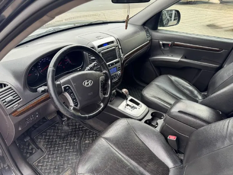 Продам хундай сантафе в идеальном состоянии 2012 года мотор 2.4 бензин коробка акпп пробег 210 мотор работает салон дерево полная кожа! подогревы всех 4 сидений электропривод сидений старт стоп без ключевой доступ круиз контроль, мульти руль, климат контроль два ключа полный привод 4 стекло подъемника музыка г. донецк оформление в мрэо тел. .+79496231735 цена 1270 руб. торг. обмен на микроавтобус. (+:-) - фотография - 9